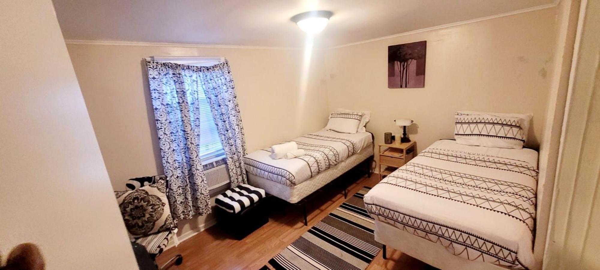 Room In Guest Room - Black-White Rm By Yale U New Haven Exteriör bild