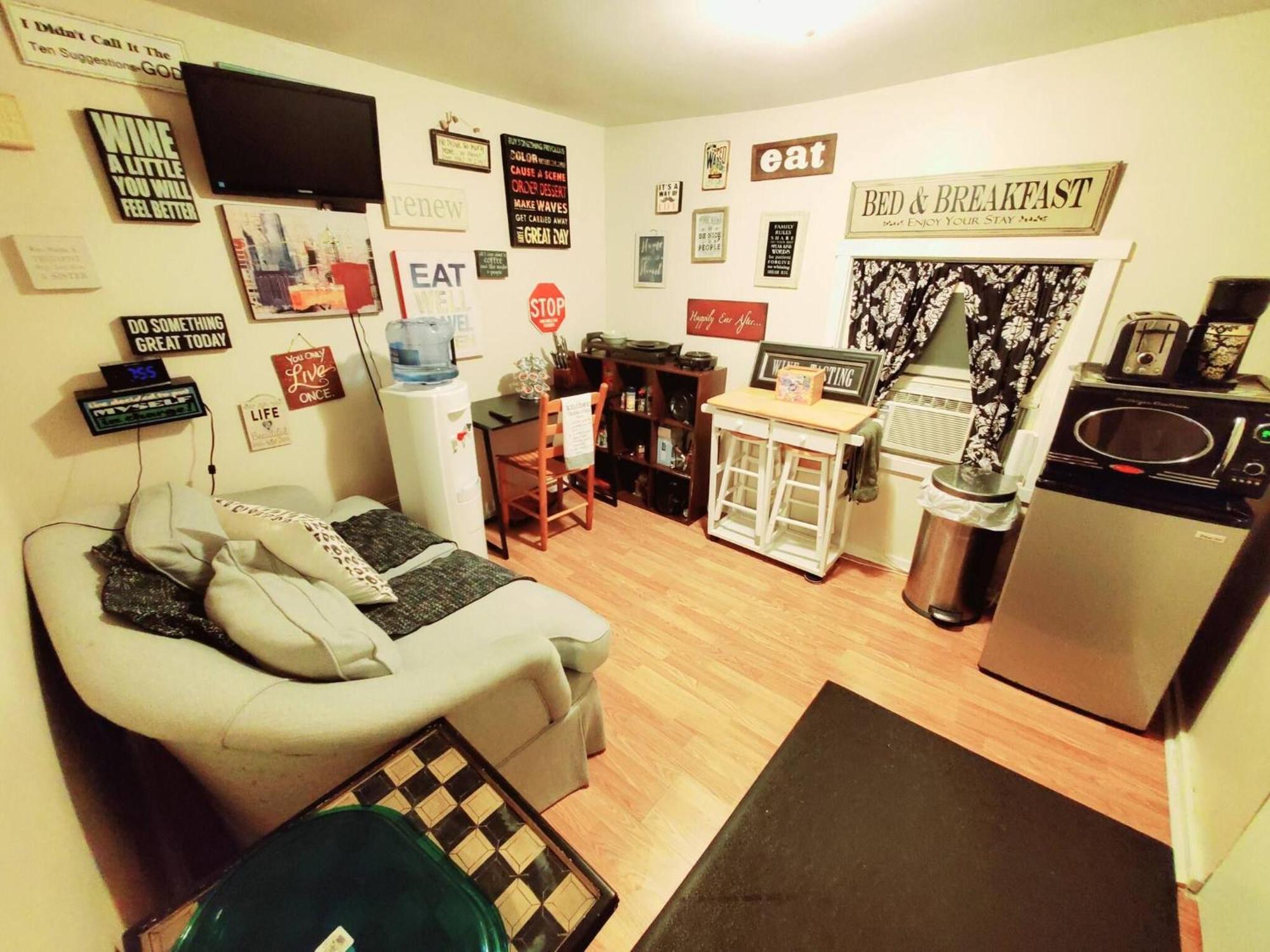 Room In Guest Room - Black-White Rm By Yale U New Haven Exteriör bild