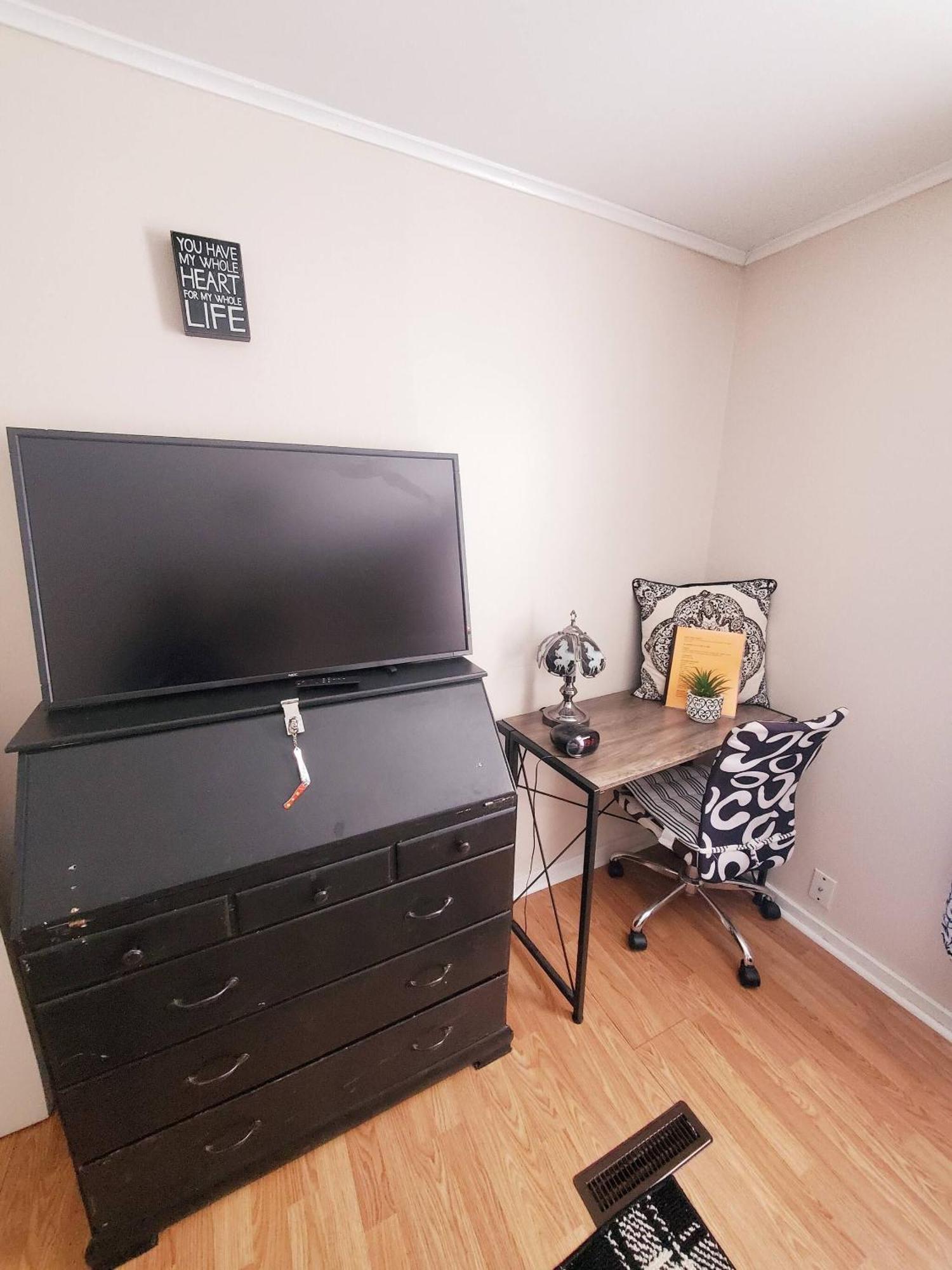 Room In Guest Room - Black-White Rm By Yale U New Haven Exteriör bild