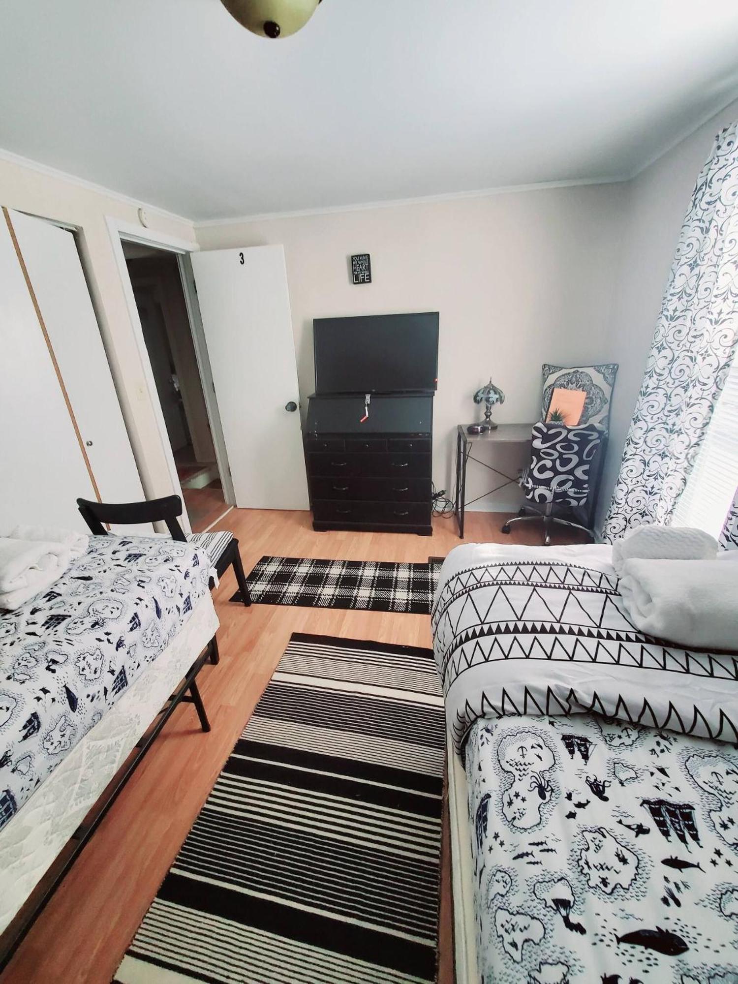 Room In Guest Room - Black-White Rm By Yale U New Haven Exteriör bild