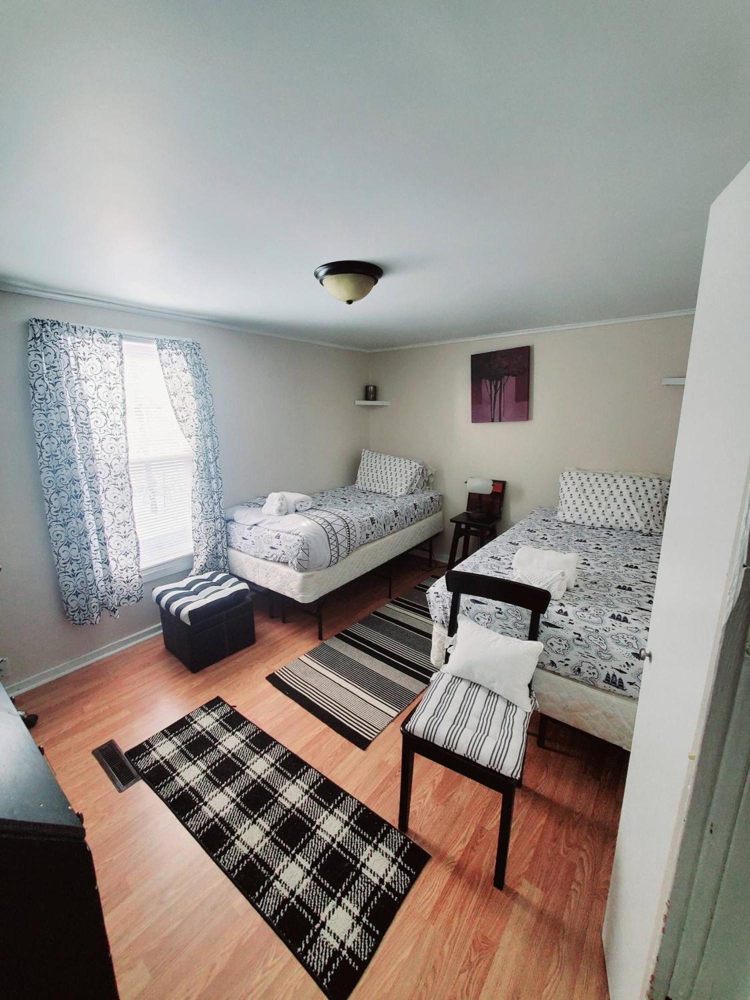 Room In Guest Room - Black-White Rm By Yale U New Haven Exteriör bild